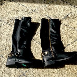 Black knee-high boots with gold chain in the back women’s size 8 boots.
